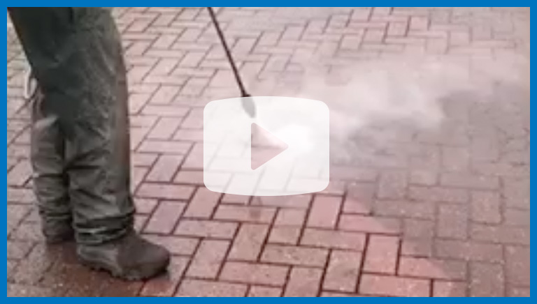 Video reinigen waterpasseerbare bestrating water